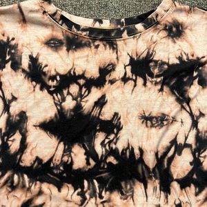 SHEIN 4XL (equates to 3XL) light orange and black cropped tshirt. Fits loose